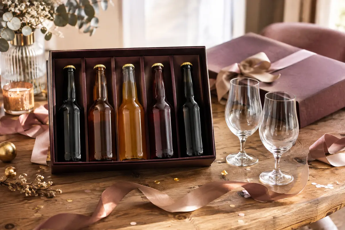 Coffret de dégustation avec plusieurs bouteilles de bière et deux verres sur une table