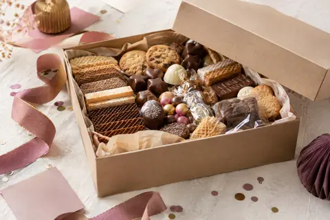 Coffret en carton garni de gaufrettes, biscuits et confiseries au chocolat pour un anniversaire